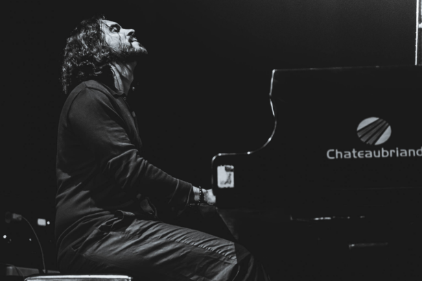 Apaixonado pela Música Popular Brasileira, o cantor Fellipe Fernandes apresenta sua nova canção intitulada “Homens-Ninguém”. Foto: Divulgação.