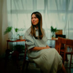 Após estrear em carreira solo com o EP “Nuvem no Deserto”, Gabriela Maganete apresenta a canção “Fico Nesse Lugar (Acústico)” pela Onimusic. Foto: Divulgação.