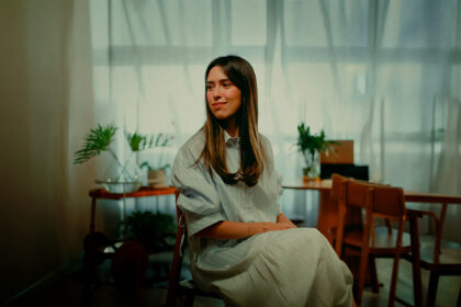 Após estrear em carreira solo com o EP “Nuvem no Deserto”, Gabriela Maganete apresenta a canção “Fico Nesse Lugar (Acústico)” pela Onimusic. Foto: Divulgação.