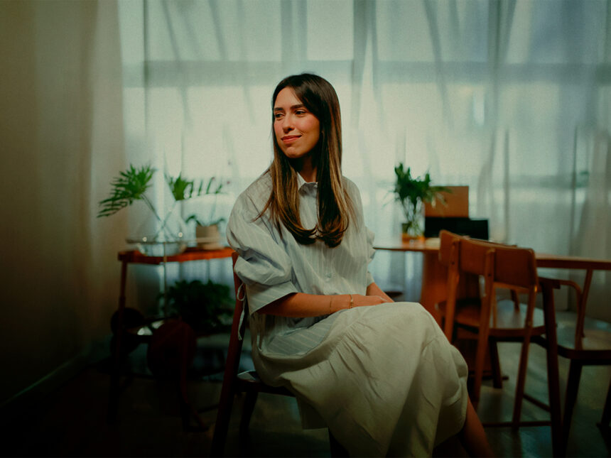 Após estrear em carreira solo com o EP “Nuvem no Deserto”, Gabriela Maganete apresenta a canção “Fico Nesse Lugar (Acústico)” pela Onimusic. Foto: Divulgação.