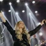 A cantora gospel Marine Friesen lançou recentemente o álbum "JEOVÁ", novo projeto gravado ao vivo no Rio de Janeiro. Foto: Divulgação.