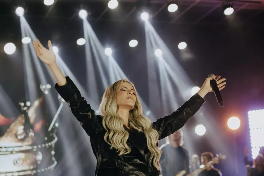 A cantora gospel Marine Friesen lançou recentemente o álbum "JEOVÁ", novo projeto gravado ao vivo no Rio de Janeiro. Foto: Divulgação.