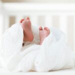 Estudo sobre DNA modificado em embriões humanos avança no combate a doenças hereditárias e reacende debates éticos, científicos e religiosos. Foto: Representativa/Unsplash.