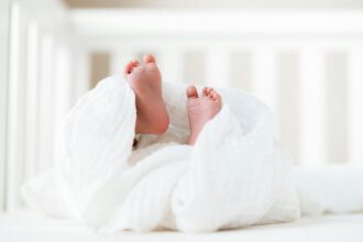 Estudo sobre DNA modificado em embriões humanos avança no combate a doenças hereditárias e reacende debates éticos, científicos e religiosos. Foto: Representativa/Unsplash.
