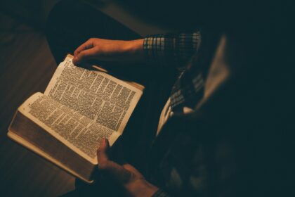 Cristãos na China são condenados à prisão após participarem de igreja doméstica. Organizações denunciam aumento da perseguição no país. Foto: Representativa/Unsplash.