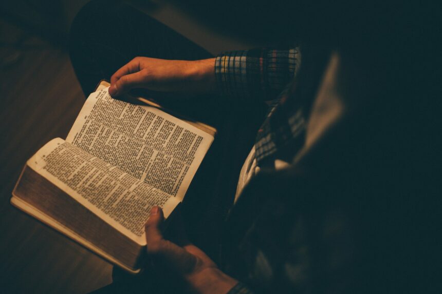 Cristãos na China são condenados à prisão após participarem de igreja doméstica. Organizações denunciam aumento da perseguição no país. Foto: Representativa/Unsplash.