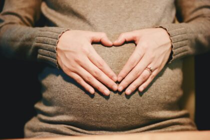Cristãos do Quênia comemoram decisão histórica do Tribunal de Apelações que reafirma a proteção à vida e mantém restrições ao aborto no país. Foto: Representativa/Unsplash.