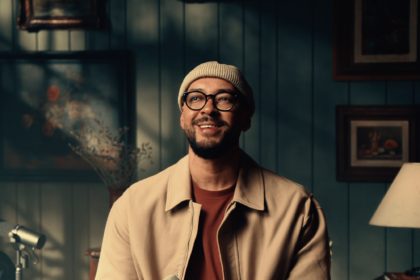 Ton Carfi lança “Uma Voz, Uma Lembrança e Uma Canção”, projeto acústico com releituras marcantes e influências da black music. Foto: Divulgação.
