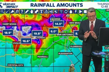 Meteorologista ora ao vivo por vítimas das enchentes no Texas enquanto equipes resgatam moradores atingidos pelas tempestades. Foto: Reprodução/YouTube/KENS 5: Your San Antonio News Source