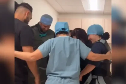 Equipe médica ora antes do atendimento de pacientes e dedica a rotina hospitalar a Deus em busca de direção e sabedoria. Foto: Captura de tela/Instagram/drchristyanthony