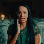 Ex-líder de gangue testemunha como foi transformada por Jesus após encontro sobrenatural com cristão que orou por ela. Foto: Reprodução/YouTube/Poder de Deus