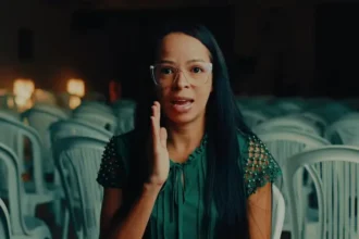 Ex-líder de gangue testemunha como foi transformada por Jesus após encontro sobrenatural com cristão que orou por ela. Foto: Reprodução/YouTube/Poder de Deus