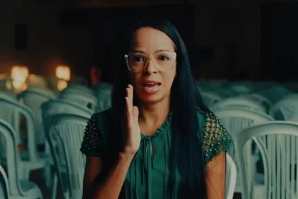 Ex-líder de gangue testemunha como foi transformada por Jesus após encontro sobrenatural com cristão que orou por ela. Foto: Reprodução/YouTube/Poder de Deus
