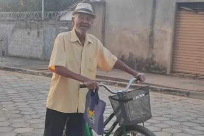 Idoso de quase 90 anos realiza evangelismo com bicicleta em Minas Gerais, levando livros e mensagens sobre Jesus. Foto: Reprodução/Notícias Adventistas