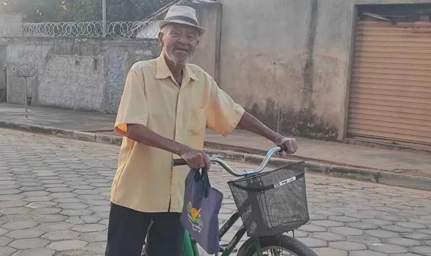 Idoso de quase 90 anos realiza evangelismo com bicicleta em Minas Gerais, levando livros e mensagens sobre Jesus. Foto: Reprodução/Notícias Adventistas