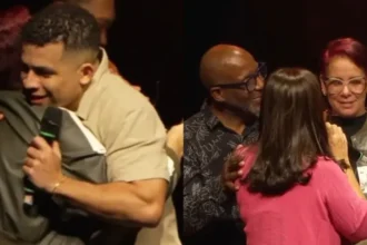 Uma mulher que estava afastada da fé cristã se reconciliou com Deus após pedir oração para comediante durante stand-up cristão. Foto: Reprodução/Instagram/eusouwelson