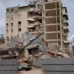 Fiéis de igreja na Venezuela sobrevivem aos terremotos e se unem em oração em meio à devastação em La Guaira. Foto: Captura de tela/El País