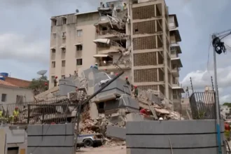 Fiéis de igreja na Venezuela sobrevivem aos terremotos e se unem em oração em meio à devastação em La Guaira. Foto: Captura de tela/El País