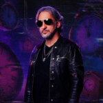Com quase 30 anos de carreira dedicados ao rock, o cantor PG apresenta seu mais novo álbum de estúdio, intitulado “De Volta ao Começo”. Foto: Divulgação.