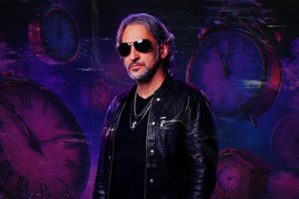 Com quase 30 anos de carreira dedicados ao rock, o cantor PG apresenta seu mais novo álbum de estúdio, intitulado “De Volta ao Começo”. Foto: Divulgação.