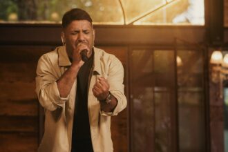 O capixaba Ronan Sabadini apresenta o clipe da canção “Marcados Pela Mesa”, que faz parte de seu novo álbum, intitulado “Maranata (Ao Vivo)”. Foto: Divulgação.