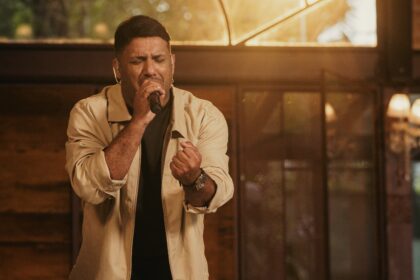O capixaba Ronan Sabadini apresenta o clipe da canção “Marcados Pela Mesa”, que faz parte de seu novo álbum, intitulado “Maranata (Ao Vivo)”. Foto: Divulgação.