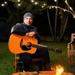 O cantor e compositor Stéfanno Dias lança o single “Relacionamento”, que traz uma mensagem sobre intimidade com Deus. Foto: Divulgação.