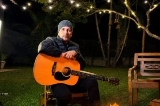O cantor e compositor Stéfanno Dias lança o single “Relacionamento”, que traz uma mensagem sobre intimidade com Deus. Foto: Divulgação.