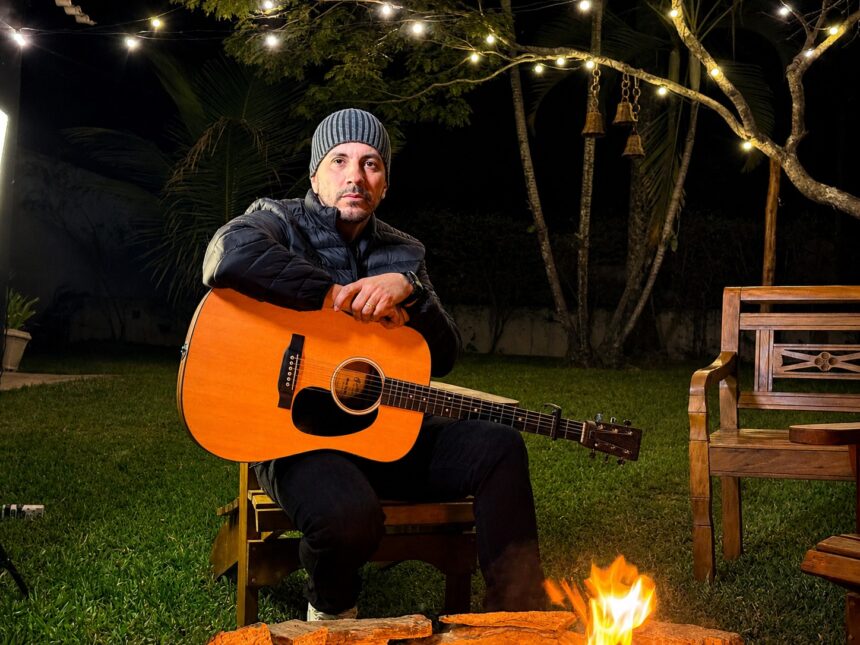 O cantor e compositor Stéfanno Dias lança o single “Relacionamento”, que traz uma mensagem sobre intimidade com Deus. Foto: Divulgação.