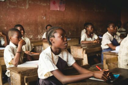 Ataque a escola deixa professor morto e dezenas de estudantes sequestrados durante provas nacionais na Nigéria. Foto: Unsplash/Representativa.