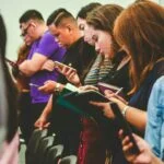 Quase metade dos cristãos nos EUA usam IA como apoio para seu crescimento espiritual, segundo uma pesquisa do Barna Group. Foto: Representativa/Unsplash.