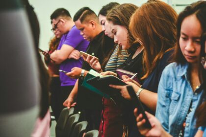 Quase metade dos cristãos nos EUA usam IA como apoio para seu crescimento espiritual, segundo uma pesquisa do Barna Group. Foto: Representativa/Unsplash.
