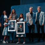 Durante um culto. Bruna Olly é surpreendida com a entrega de dois Discos de Platina pelos singles "Gratidão" e "Deus Faz Além". Foto: Divulgação.