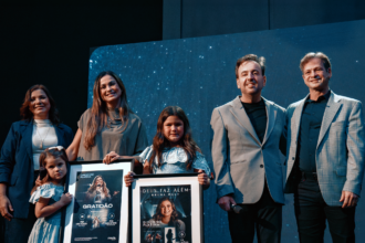 Durante um culto. Bruna Olly é surpreendida com a entrega de dois Discos de Platina pelos singles "Gratidão" e "Deus Faz Além". Foto: Divulgação.