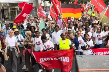 Milhares de cristãos participaram da Marcha para Jesus em Berlim, na Alemanha, em um momento marcado pela proclamação do Evangelho pelas ruas. Foto: Captura de tela/YouTube/The Matengos Family