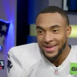 O jogador da NFL, TreVeyon Henderson, chamou atenção nas redes sociais após compartilhar uma reflexão sobre fé e dependência de Jesus. Foto: Captura de tela/YouTube/New England Patriots