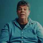 Pastor enfrenta dificuldades financeiras e relata como recebeu ajuda de Deus para sustentar sua família em um momento de escassez. Foto: Reprodução/YouTube/PODER DE DEUS