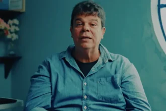 Pastor enfrenta dificuldades financeiras e relata como recebeu ajuda de Deus para sustentar sua família em um momento de escassez. Foto: Reprodução/YouTube/PODER DE DEUS