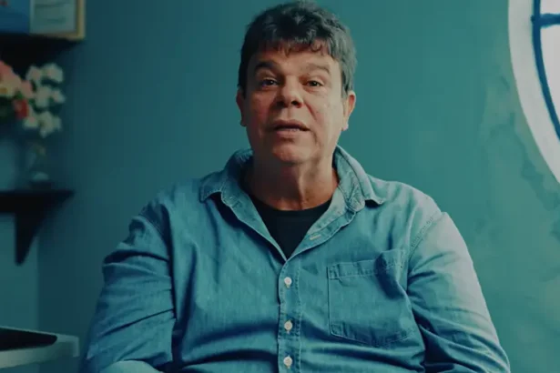 Pastor enfrenta dificuldades financeiras e relata como recebeu ajuda de Deus para sustentar sua família em um momento de escassez. Foto: Reprodução/YouTube/PODER DE DEUS