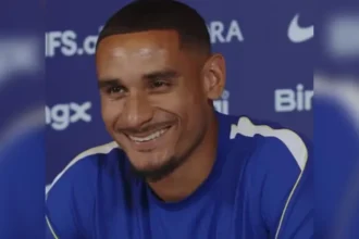 Jogador do Chelsea, Maxence Lacroix revela transformação após encontro com Jesus e destaca propósito além do futebol. Foto: Reprodução/Instagram/Chelsea FC