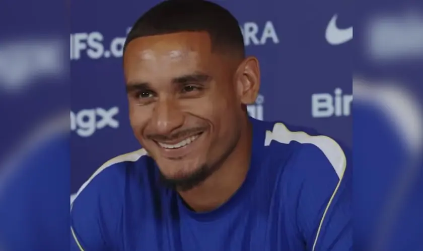 Jogador do Chelsea, Maxence Lacroix revela transformação após encontro com Jesus e destaca propósito além do futebol. Foto: Reprodução/Instagram/Chelsea FC