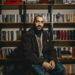 Conhecido por unir a profundidade do rap à reflexão filosófica, o compositor e rapper Asaph lançou o álbum ''Jeremias''. Foto: Divulgação.