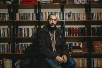 Conhecido por unir a profundidade do rap à reflexão filosófica, o compositor e rapper Asaph lançou o álbum ''Jeremias''. Foto: Divulgação.