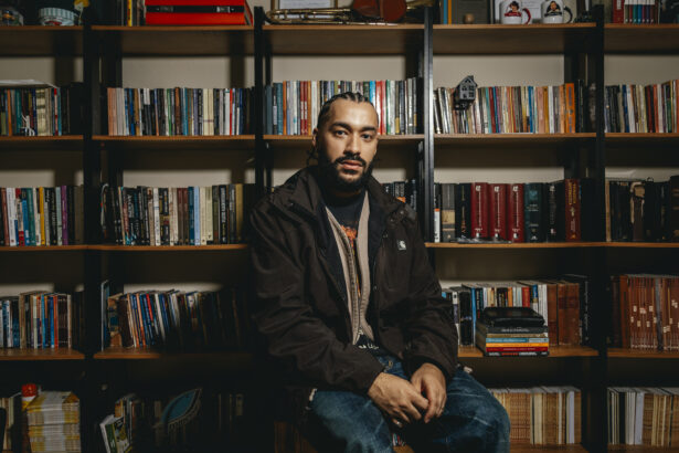 Conhecido por unir a profundidade do rap à reflexão filosófica, o compositor e rapper Asaph lançou o álbum ''Jeremias''. Foto: Divulgação.