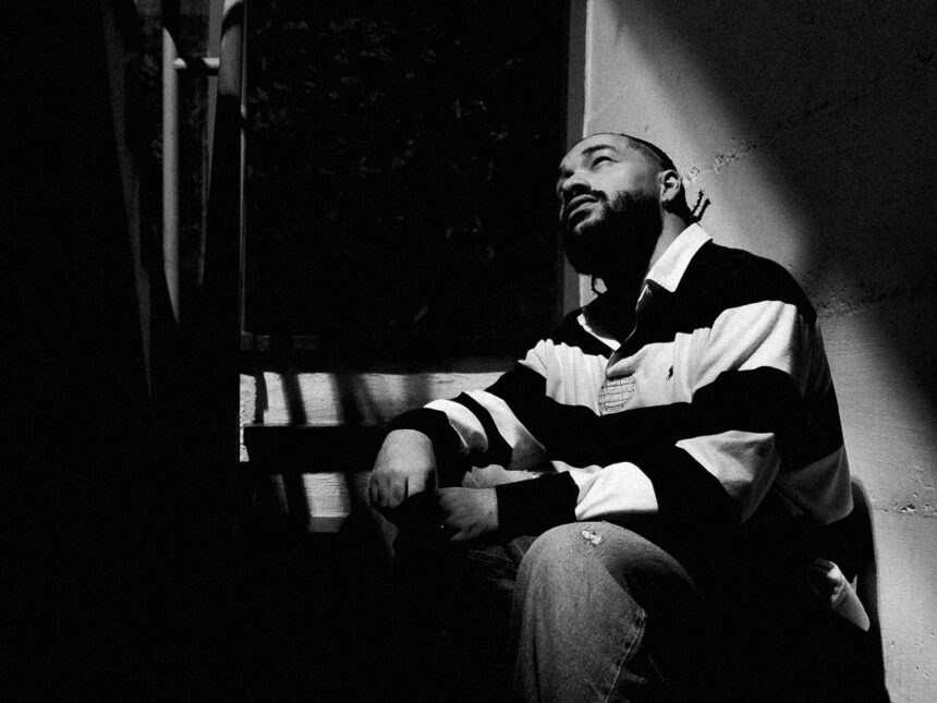 Depois de apresentar o single “Céu”, que abriu a série de lançamentos de seu novo álbum, o cantor Asaph traz a canção “Imperativo Categórico”. Foto: Divulgação.