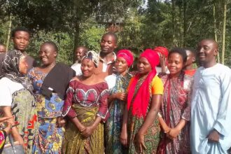 Igreja no Congo transforma a dor de um atentado em esperança e celebra novos batismos, mesmo diante da perseguição e da violência. Foto: Reprodução/Portas Abertas.
