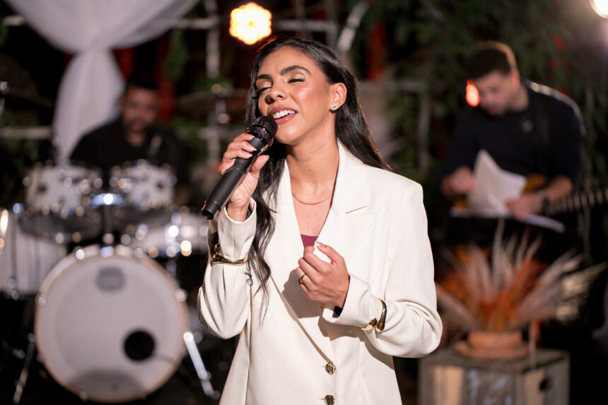 O hit “Um Novo Dia”, versão do sucesso “One More Day”, do grupo americano Sons Of Sunday, ganha versão na voz da cantora Tawany Camargo. Foto: Divulgação.
