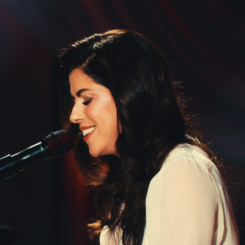A cantora e compositora Rachel Novaes apresenta “Tudo Novo / Maranata”, dando início aos lançamentos de seu projeto de 25 anos de ministério. Foto: Divulgação.