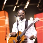 Após três anos, Delino Marçal está de volta à música com “Eu Não Sabia (Ao Vivo)”, primeira faixa de seu novo álbum visual. Foto: Divulgação.