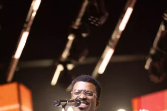Após três anos, Delino Marçal está de volta à música com “Eu Não Sabia (Ao Vivo)”, primeira faixa de seu novo álbum visual. Foto: Divulgação.